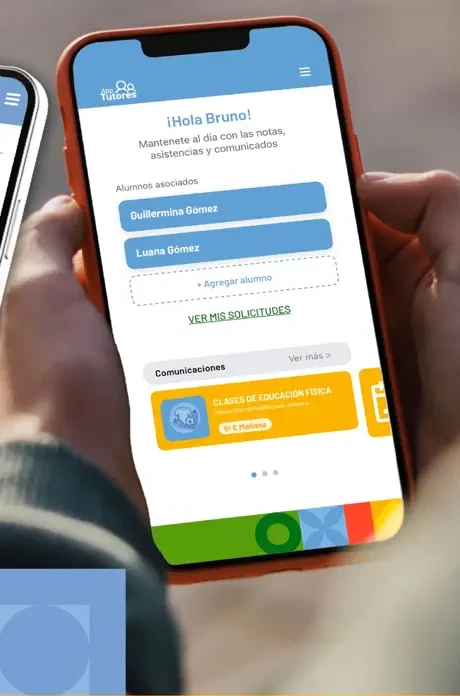 Una persona usando App Tutores en su celular para ver el home con sus alumnos asociados